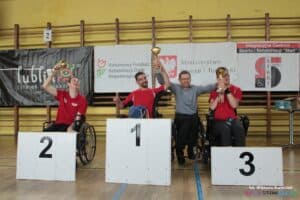 Zwycięzcy w kategorii bc1/bc2: I miejsce: Mateusz Urbański, ICSIR Start Lublin; II miejsce: Konrad Lipowski, KSN Start Warszawa;, III miejsce: Patryk Barszczyk, ICSIR Start Lublin w towarzystwie Pana Piotra Jacniackiego - Prezesa ICSiR Start