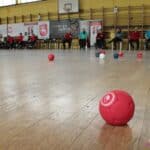 Czerwona bila leżąca w polu boiska