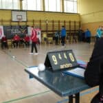 Drugi dzień turnieju; sędzia stolikowy pilnujący wyniku rozgrywki