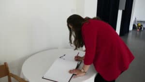 Pani Monika Zawiślak - Dyrektor Delegatury Lubelskiego Urzędu Wojewódzkiego w Zamościu, składająca wpis do Księgi Pamiątkowej