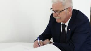 Pan Stanisław Grześko - Starosta Zamojski, składający wpis do Księgi Pamiątkowej