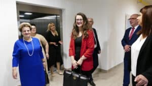 Zaproszeni Goście w trakcie zwiedzania "Rodzinnego Domu" przy ulicy Kresowej 24 w Zamościu