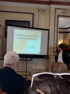 Ekran multimedialny z wyświetlonym slajdem pt. "Choroby psychiczne dzieci i młodzieży - pierwsze sygnały ostrzegawcze"