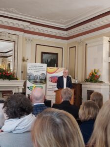 Pan Dariusz Perszko - dyrektor Poradni Psychologiczno–Pedagogicznej w Puławach podczas wykładu pt. "Wsparcie rodzica dziecka z niepełnosprawnością"