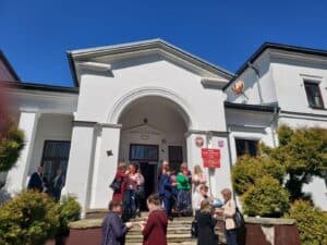 Uczestnicy Konferencji przed budynkiem Ośrodka Szkolno-Wychowawczego im. św. Franciszka z Asyżu w Kęble