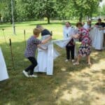 Zabawa integracyjna: owijanie w obrus na czas