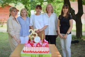 Od lewej stoją: Pani Agata Śledź (Terapeuta Zajęciowy Pracowni Plastycznej), Pani Barbara Dębczak (Starszy Instruktor Terapii Zajęciowej Pracowni Krawieckiej i Rękodzieła), Pani Barbara Fijałkowska (Starsza Pielęgniarka), Pani Dorota Jaroszuk (Specjalista Pracy Socjalnej), Pani Anna Jakubiak (Kierownik ŚDS w Białej Podlaskiej)