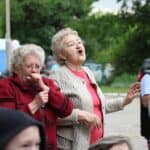 Dwie seniorki w trakcie zabawy podczas koncertu