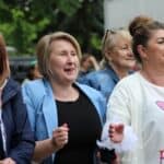 Trzy roześmiane kobiety, bawią się podczas koncertu