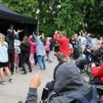 Publiczność tańcząca pod sceną w trakcie koncertu Zespołu NEWS