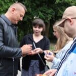 Pan Marek Prażmo - Gitarzysta Zespołu NEWS podpisuje płyty, stojącym wokół niego fanom