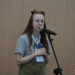 Uczestniczka debaty podsumowującej