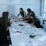 Uczestniczki warsztatu scrapbookingu pt. "Minialbum na zdjęcia" podczas pracy