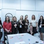 Pamiątkowe zdjęcie Uczestniczek warsztatu scrapbookingu w towarzystwie Prowadzących warsztaty