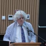 Pan prof. dr hab. Zbyszko Melosik wygłasza wykład wprowadzający pt. „Młodzież, wielokulturowość, edukacja pozaformalna – konteksty lokalne i globalne”