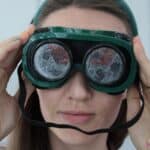 Uczestniczka warsztatu “Savoir-vivre wobec osób z niepełnosprawnością” w goglach symulujących wadę wzroku