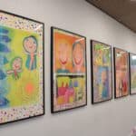 Prace plastyczne wiszące na ścianie