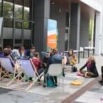 Młodzież dyskutująca w kręgu stworzonym w ramach Miasteczka Organizacji Pozarządowych