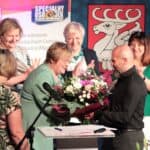 Wręczenie bukietu kwiatów Pani Elżbiecie Krupie