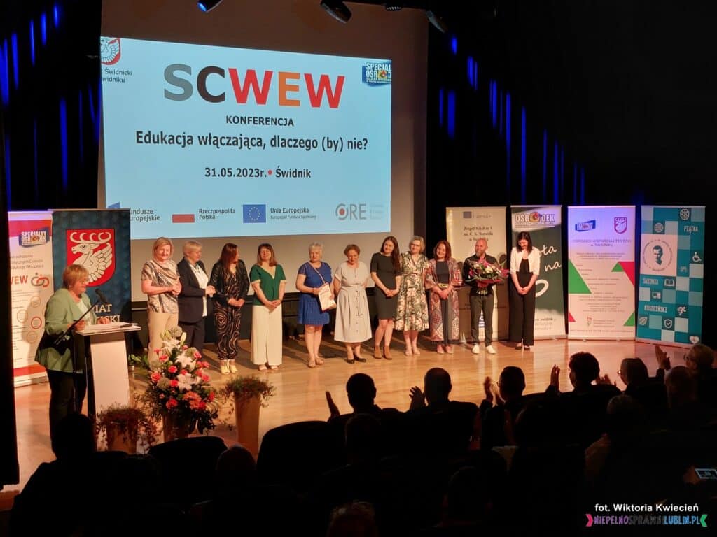 Konferencja "Edukacja włączająca, dlaczego (by) nie?"; osoby zaangażowane w realizację projektu wdrażania modelu SCWEW