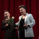 Od lewej: solistka Weronika Pałka i Karolina Czajka, prowadząca SANS; fot. Wiktoria Kwiecień