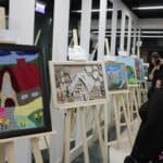 Prace plastyczne wyeksponowane na sztalugach w Teatrze Muzycznym podczas SANS; fot. Wiktoria Kwiecień