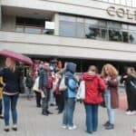 Uczestnicy SANS zbierają się pod gmachem KUL na zwiedzanie Lublina z przewodnikiem; fot. Wiktoria Kwiecień