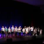 Wielki Finał - piosenka pożegnalna, na scenie Organizatorzy, Wolontariusze oraz Prowadzący wydarzenie; fot. Wiktoria Kwiecień