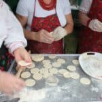 Nauka lepienia pierogów na stoisku Koła Gospodyń i Gospodarzy Wiejskich z Tuszowa