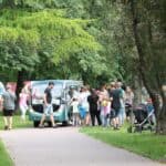 Kolejka chętnych na przejażdżkę elektrycznym busem Lublin City-Tour