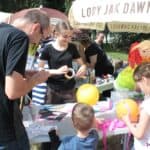 Stowarzyszenia na rzecz osób potrzebujących wsparcia IUVO; dzieci robią zwierzątka z balonów