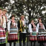 Występ Koła Gospodyń i Gospodarzy Wiejskich z Tuszowa w strojach ludowych z regionu krzczonowskiego