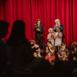 Na scenie od lewej: Magdalena Gach i Michał Stanowski oraz grupa animacji - widok z widowni, fot. Katarzyna Anna Kubiak