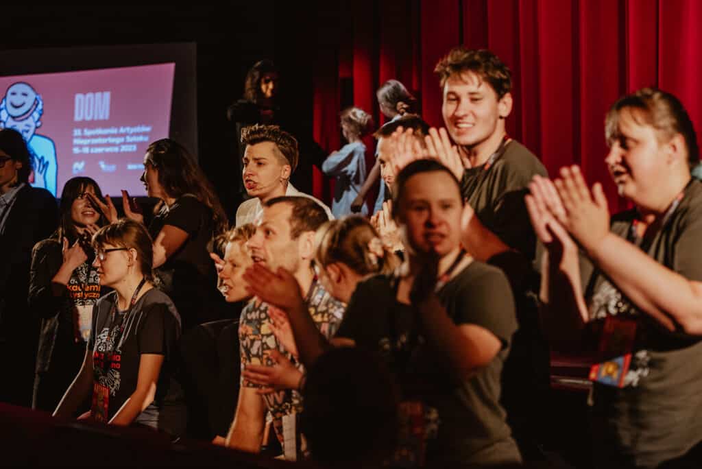 Animacja na scenie wykonywana przez Instruktorkę Karolinę Czajkę oraz Uczestników ŚDS "Akademia Artystyczna"