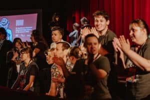 Animacja na scenie wykonywana przez Instruktorkę Karolinę Czajkę oraz Uczestników ŚDS "Akademia Artystyczna"