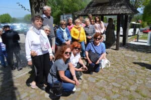 Członkowie Stowarzyszenia w Nowej Słupi - pamiątkowe zdjęcie obok kamiennej rzeźby Emeryka