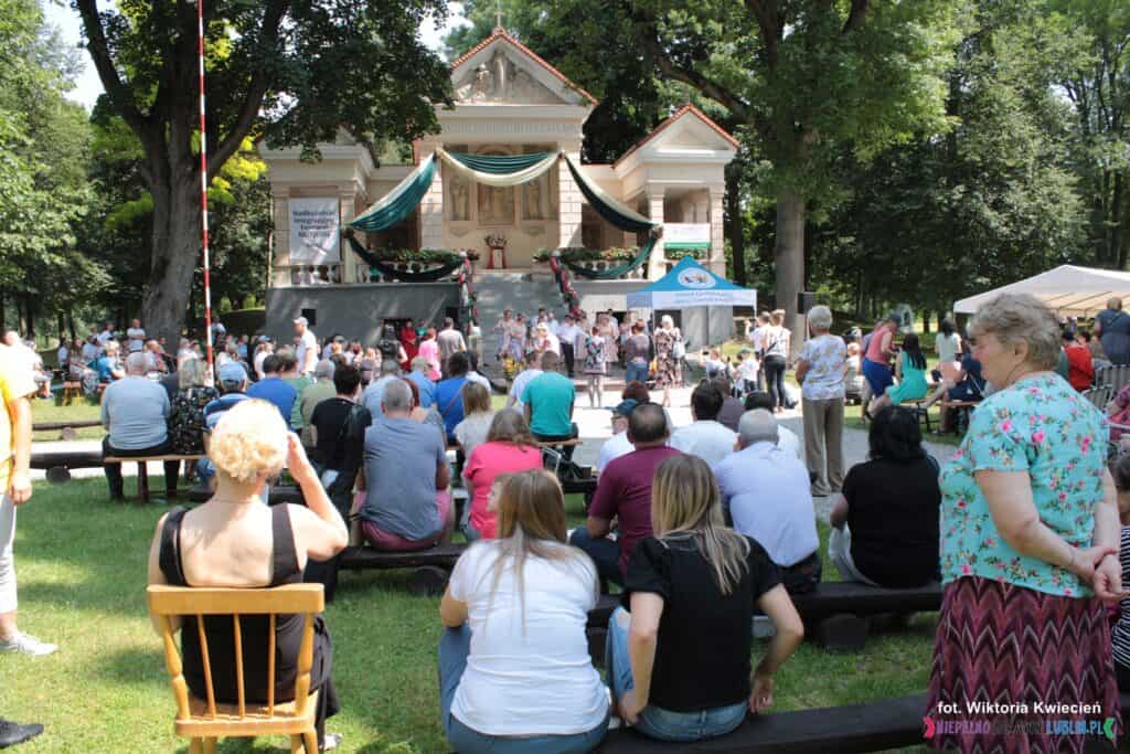 XVI Nadbużański Integracyjny Festiwal Muzyczny w Kodniu; w tle Kaplica Świętej Rodziny, pełniąca funkcję sceny