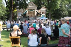 XVI Nadbużański Integracyjny Festiwal Muzyczny w Kodniu; w tle Kaplica Świętej Rodziny, pełniąca funkcję sceny