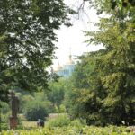 Widok z ogrodu Kalwarii Kodeńskiej na Cerkiew Świętego Ducha w Kodniu