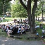 Publiczność zebrana na festiwalu; widok z góry