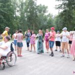 Uczestnicy pikniku tańczą "Macarenę"