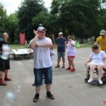 "Macarena" w wykonaniu uczestników pikniku, wokół unoszą się bańki mydlane