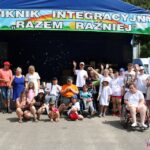 Pamiątkowe zdjęcie z Uczestnikami Radzyńskiego Stowarzyszenia Na Rzecz Osób Niepełnosprawnych „Ósmy Kolor Tęczy” w Radzyniu Podlaskim