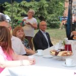 Goście zaproszeni na piknik; od lewej: Pani Alicja Jankiewicz,Pani Alicja Jankiewicz – Prezes Honorowy Lubelskiego Forum Organizacji Osób Niepełnosprawnych, Pan Sławomir Skwarek – Poseł na Sejm RP, Ks. Kanonik Mieczysław Milczarczyk z Parafii MB Częstochowskiej w Radoryżu Kościelnym
