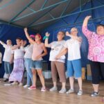 Występ grupy teatralnej „Anielinki” na scenie