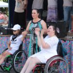 Występ grupy teatralnej „Anielinki” - Uczestniczki na wózkach przed sceną