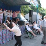 Występ grupy teatralnej „Anielinki” - taniec na- i przed sceną