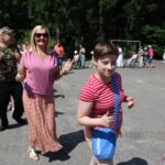 Taniec po okręgu do animacji prowadzonej przez DJ Olesia