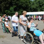 Uczestnicy poruszają się w rytm muzyki po okręgu