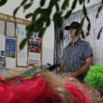 Fotobudka - uczestnik pozuje do zdjęcia